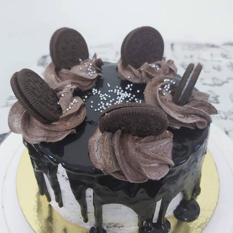Oreo chocolate drip cake