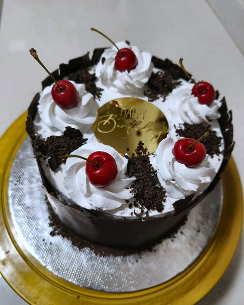 Black Forest cake with chocolate shavings and cherries