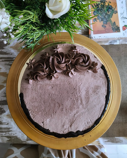 Chocolate cake topped with white roses